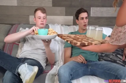 Video siêu hấp dẫn với cô gái sinh viên lồn đẹp phun nước